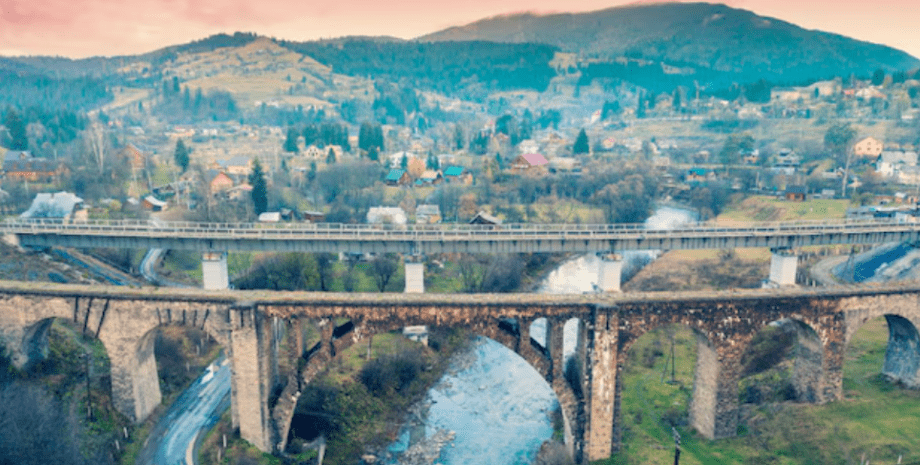 Панорама Ворохты в Карпатах, Украина Село Ворохта в украинских Карпатах, что там можно увидеть