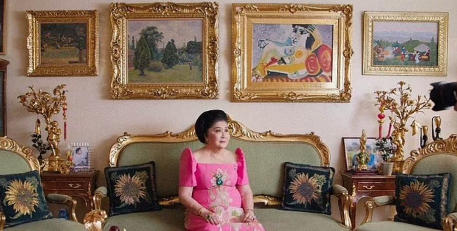 Імельда Маркос на фоні картини Пабло Пікассо