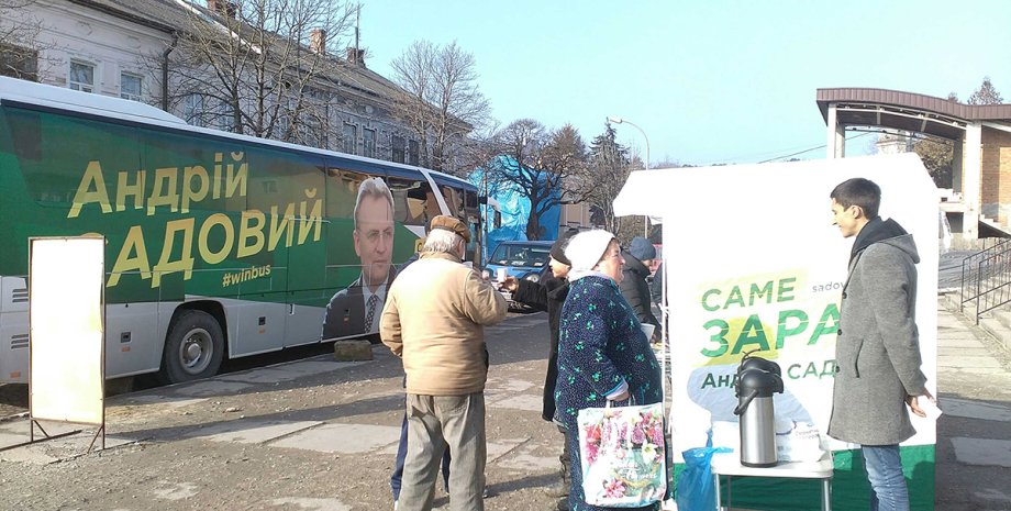 Андрею Садовому агитация уже не нужна, но остальные кандидаты продолжают искать встречи с избирателями (Фото: oporaua.org)