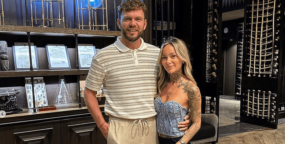 Женщина сделала тату на лбу, татуировка, имя парня на лице, тату с именем возлюбленного, блогер, соцсети, доказала свою любовь