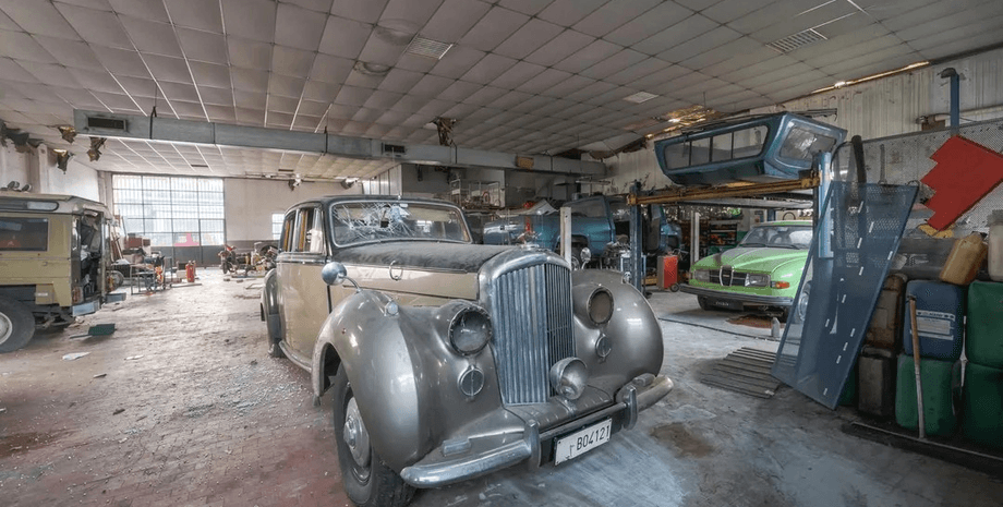 Блогерка знайшла закинуту майстерню і була шокована: всередині були ретроавто