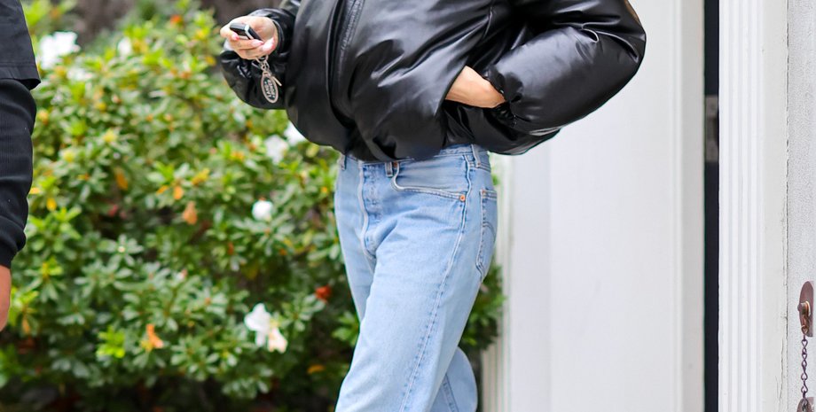 хейли бибер, модный образ, модный выход, модный пуховик