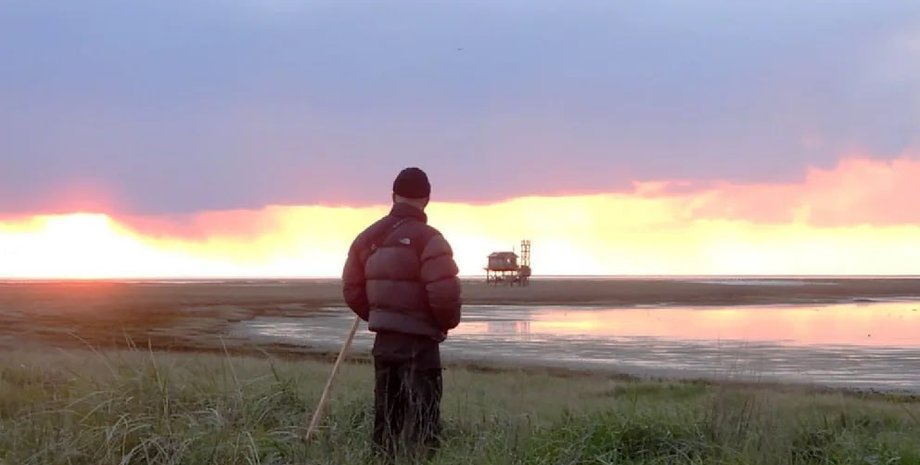 Один на острове, самая уединенная работа, орнитолог, наблюдение за птицами, один дом на острове, вдали от цивилизации