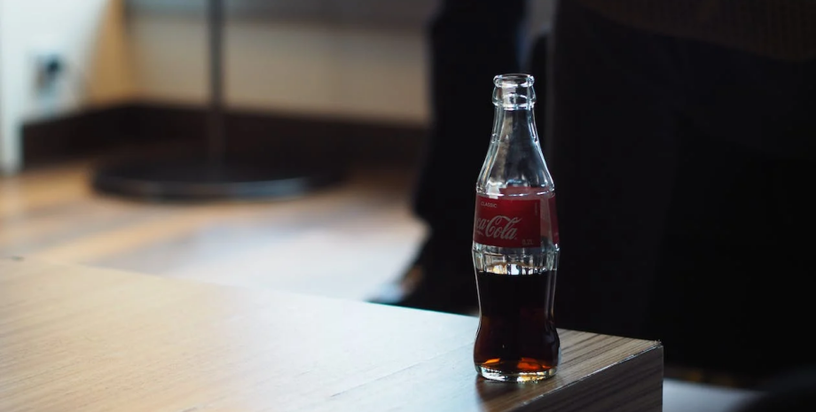 Coca-Cola, напиток, бутылка, стол, 50 лет пил Coca-Cola, газировка, лежал в больнице, мороженое, пенсионер, любит Coca-Cola