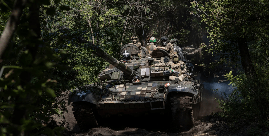 За словами військових, на Донбасі не зупиняються атаки, однак українським військ...