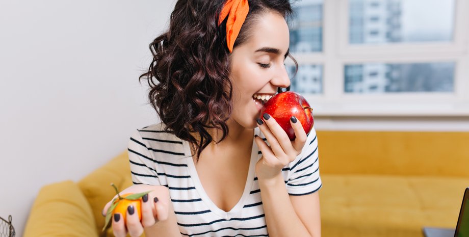 Девушка ест фрукты