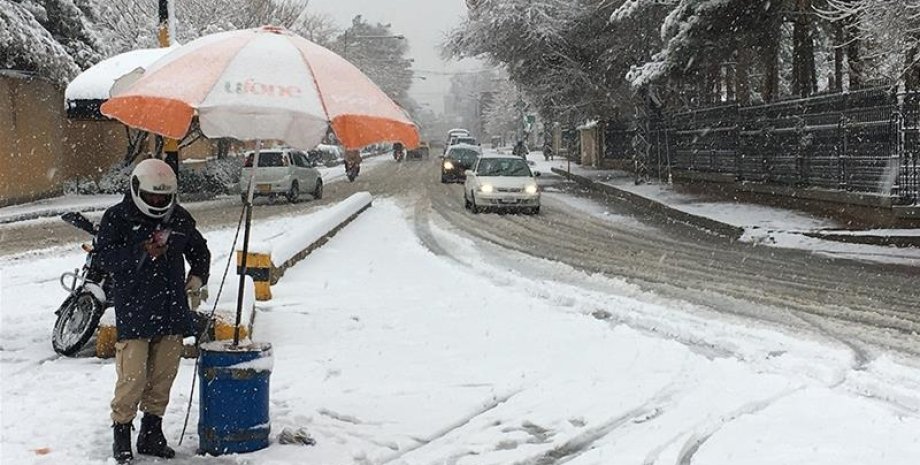 Снег в Пакистане. Фото: Fayyaz Ahmed/EPA