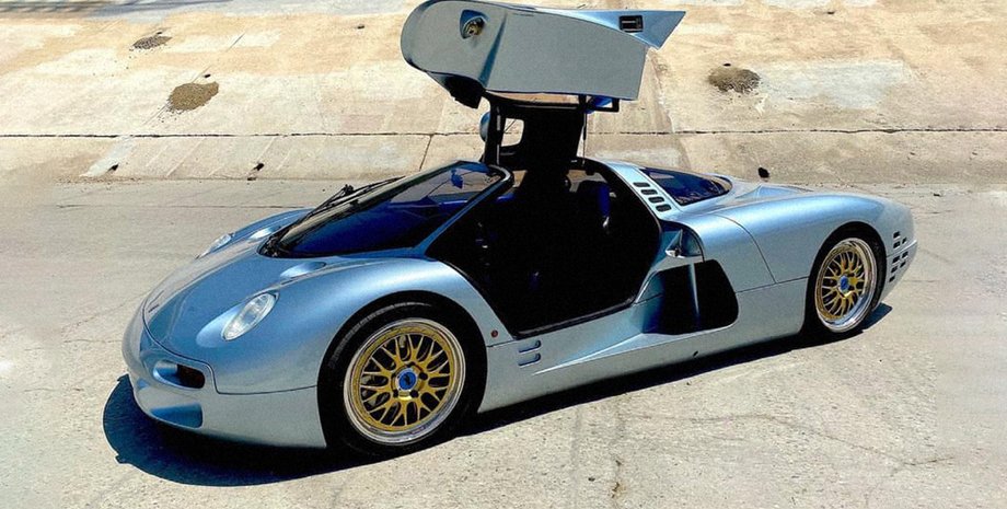 Isdera Commendatore 112i