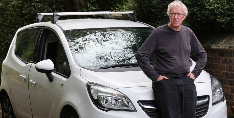 63-летний Майкл Аткинсон стоит возле своего автомобиля Vauxhall Meriva, который стал его домом