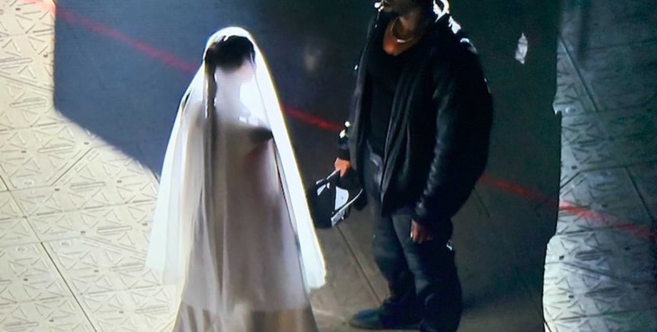 Канье Уэст, Канье Уэст, стадион