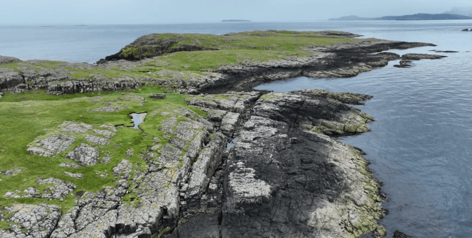 Остров Фладда-Чуайн в Шотландии, плоский остров, посещали викинги, мифы и легенды, необитаемый остров, продажа острова