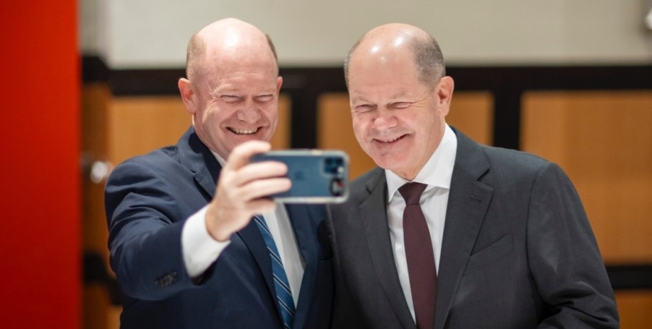 El político alemán Olaf Scholtz se reunió con el senador Chris Kuns como parte d...