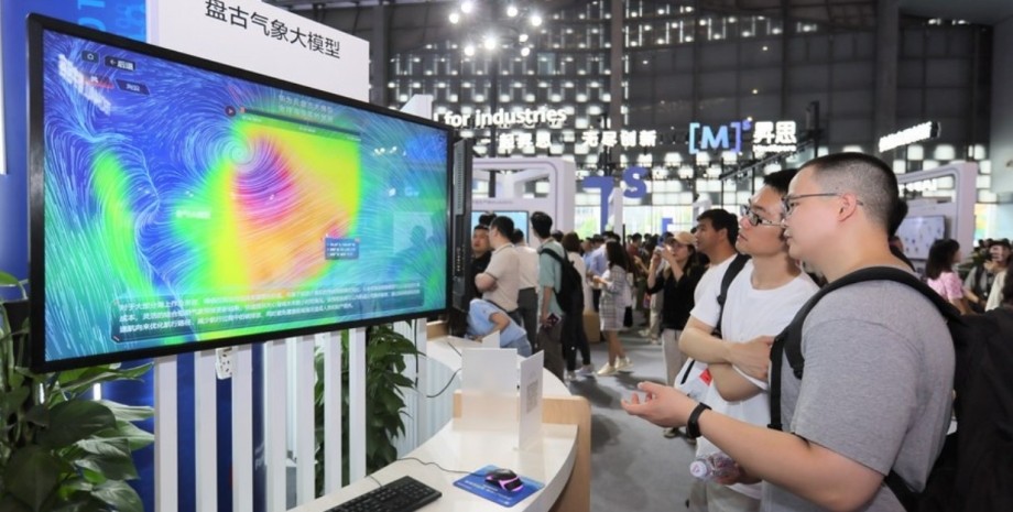 Модель ИИ Pangu Weather от Huawei на компьютере Pangu Weather, WAIC 2023
