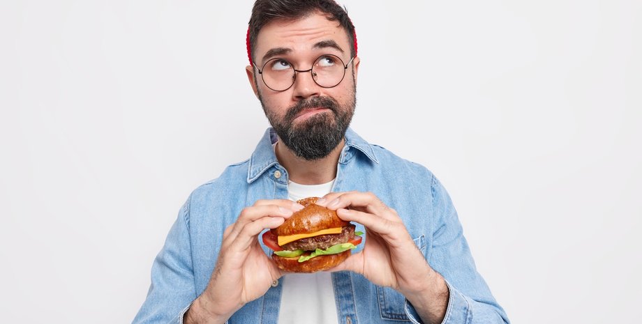 Чоловік замовив бургер у закладі, але був шокований від начинки всередині