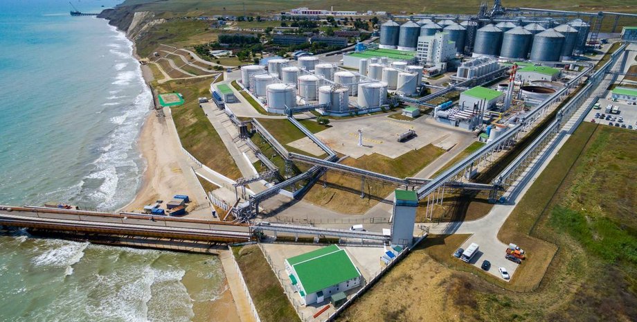 Порт "Тамань" у Краснодарському краю РФ резервуари для нафтопродуктів у порту Тамань