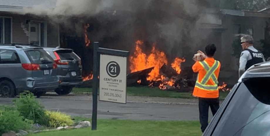 Пожар на месте падения самолета/Фото: CBC