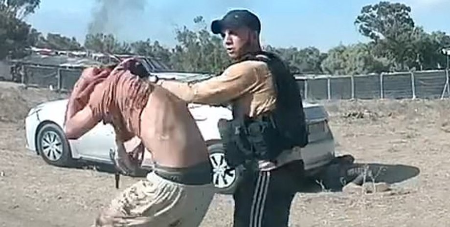 Озброєний бойовик веде свою жертву