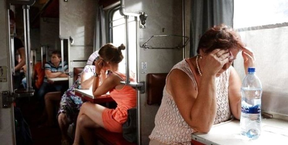 Люди в вагоне поезда