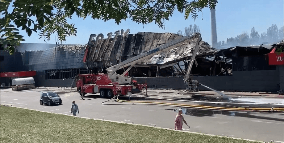 Последствия удара, Одесса, гипермаркет Fozzy, обстрел, война в Украине