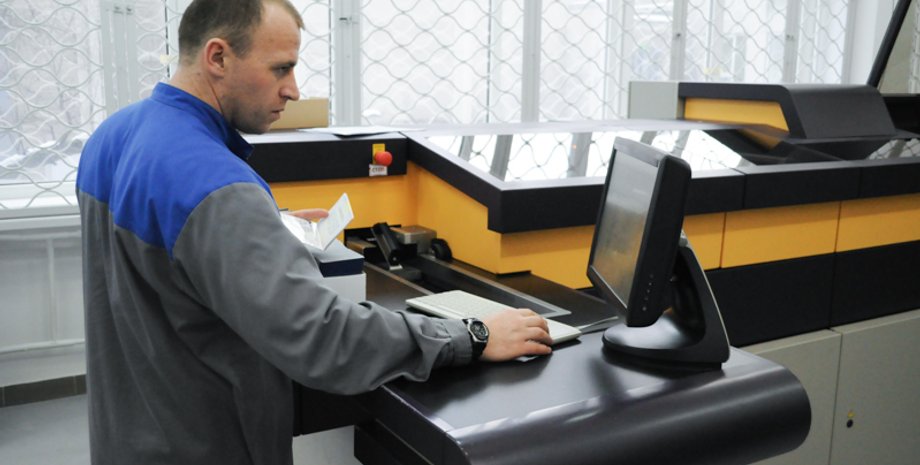 Демонстрация образца биометрического паспорта на полиграфкомбинате "Украина" / Фото: "Обозреватель"