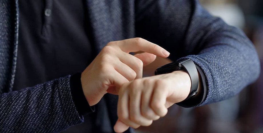 смарт-часы на руке