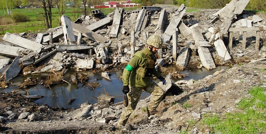 Військовослужбовець ЗСУ зі снарядом. все,
