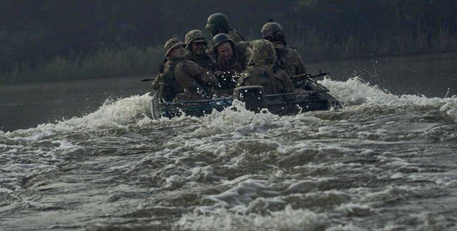 Il dnieper pattuglia la flottiglia di 38 barche, hanno detto i combattenti delle...