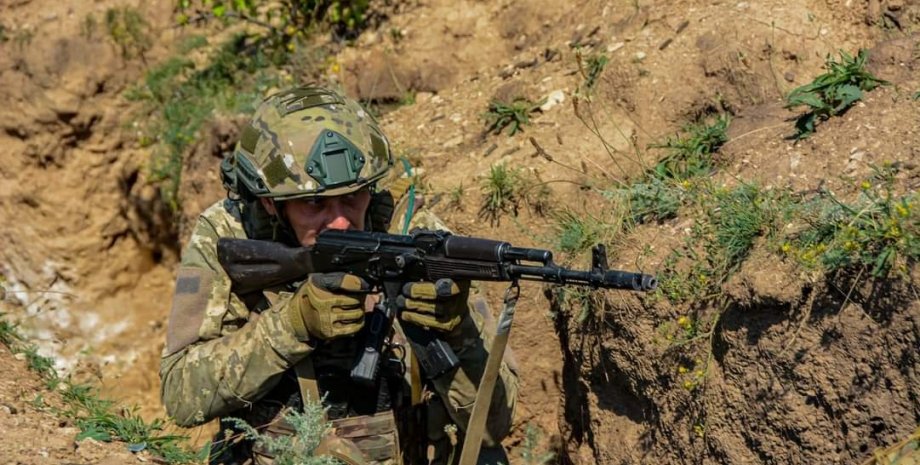 Ukrajinská vojenská vojenská odpustila Rusy z jejich pozic v jednom z přistání r...