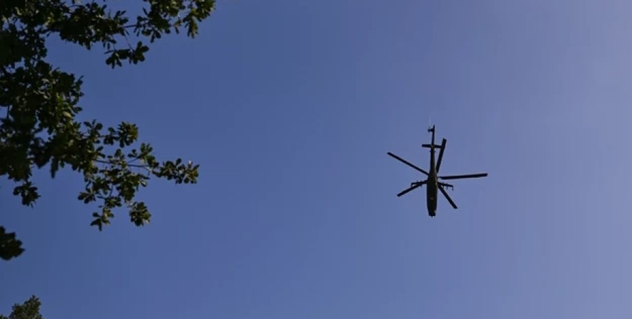 Российский шахед в Польше ищут с помощью авиации вертолет, небо, полет, польша