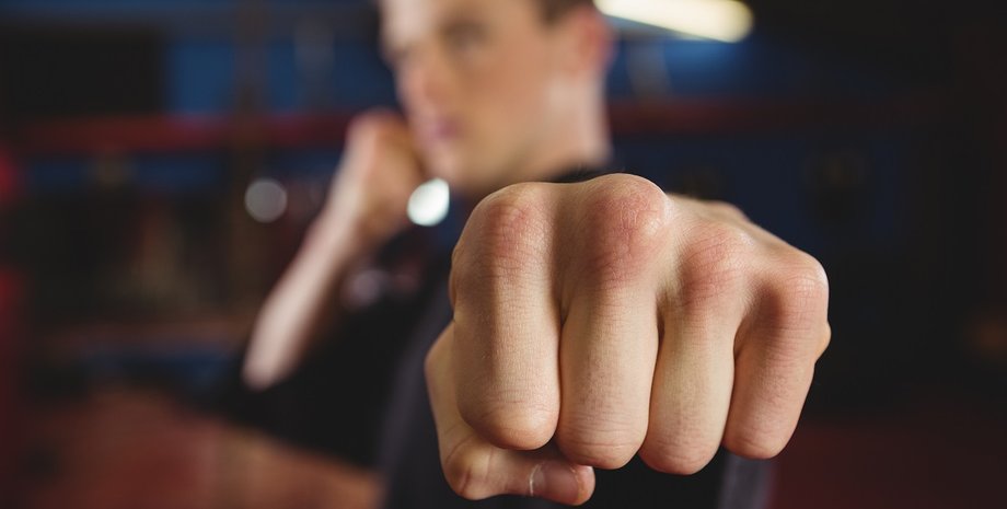 чоловічий кулак, удар кулаком