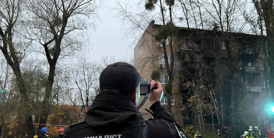 Ракетный удар Киев обстрел разрушения спасатели