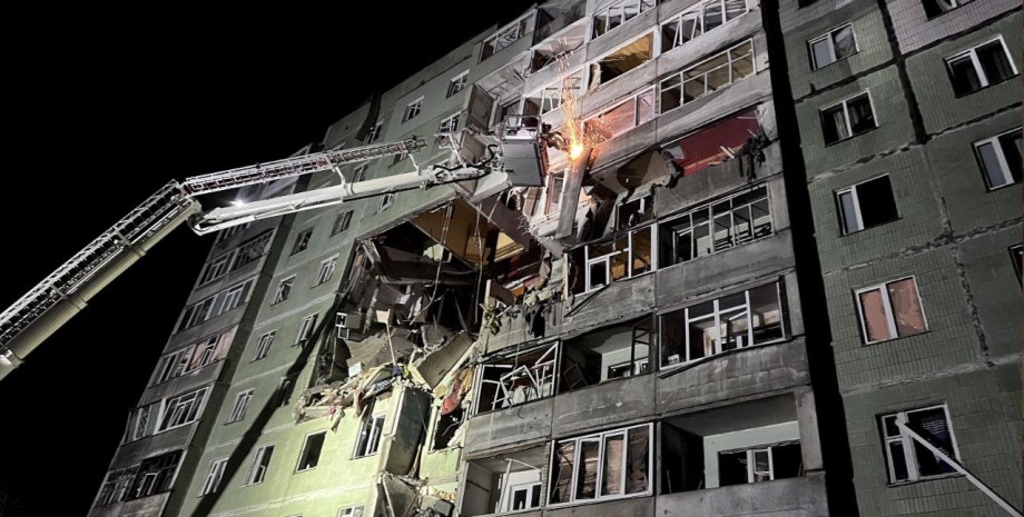 Місце влучання БПЛА у будинок в Сумах Вибух у Сумах, вибух у Сумах сьогодні, Суми, новини Суми, атака БПЛА, атака безпілотників, атака дронів, вибухи, нічна атака, обстріли України