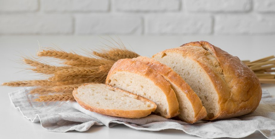 Белый хлеб на столе