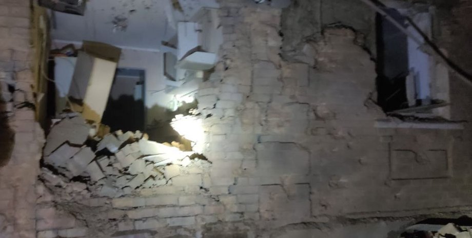 обстрел тяжелая артиллерия, обстрел Днепропетровская область, поврежденный дом