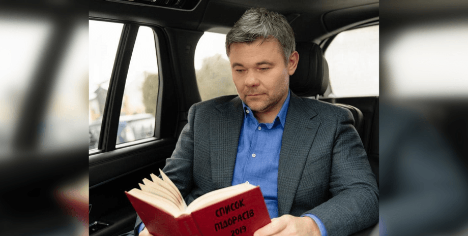 Андрей Богдан сидит в машине с блокнотом
