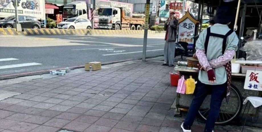 Чоловік сушить гроші посеред вулиці, розклав гроші на вулиці, велика сума, гроші, долари, гроші на тротуарі, банкноти запліснявіли