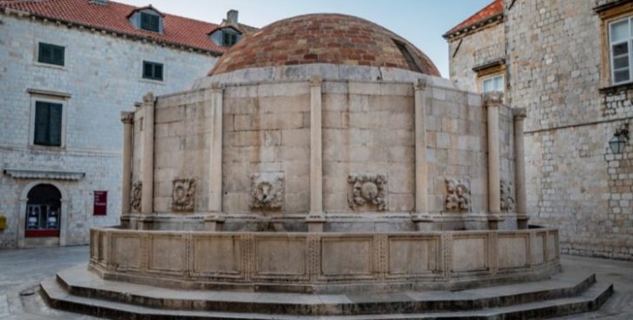 фонтан, Хорватия, Дубровник, источник воды, находка, археологи, ремонт, археология, цистерна, город, землетрясение, брусчатка, инфраструктура, Онофрио