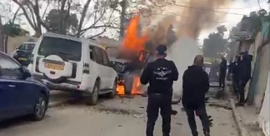 човен, вибух, автомобіль