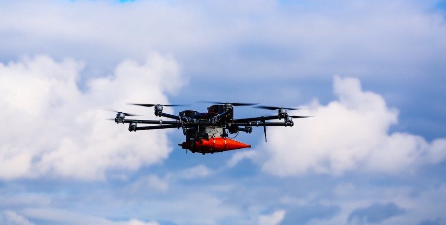 R18 Drones, vytvořené „Air Intelligence“, jsou vyhozeny na ozbrojené síly ozbroj...