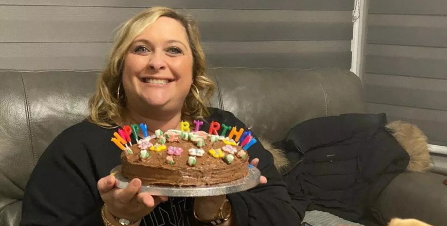 Лиза Бернетт с тортом Лиза Бернетт с тортом