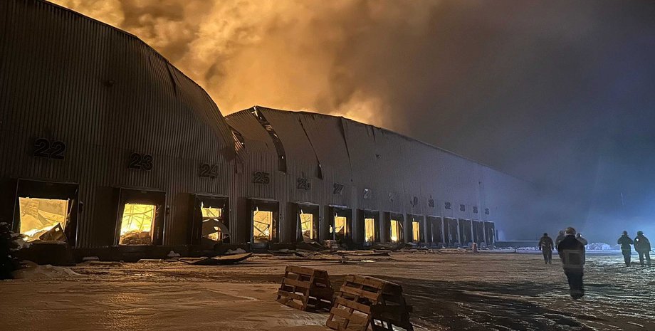 пожар на Roshen Удар по складам Roshen – на ликвидации пожара погиб спасатель