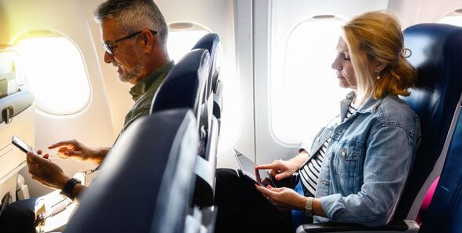 Женщина отказалась уступить место паре с ребенком в самолете, почему она так решила, курьезы, авиация