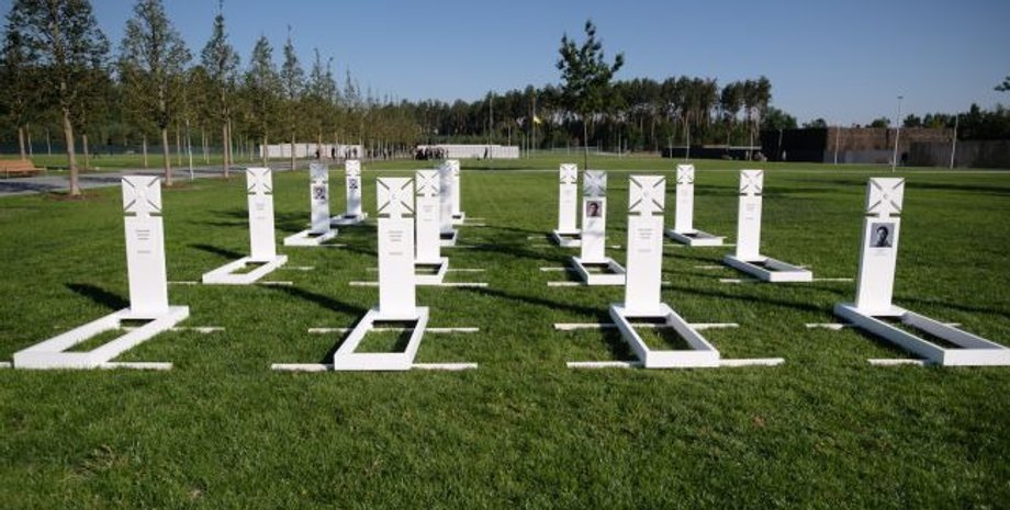 У мережі поширюють світлини затоплених могил на новому кладовищі