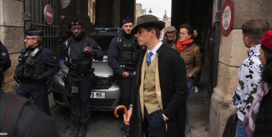 Зображення чоловіка у фетровому капелюсі Загадкового чоловіка назвали детективом