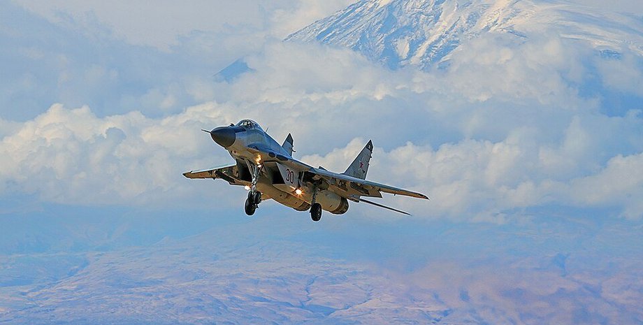 В Угорщині невідомі викрали запчастини до винищувачів