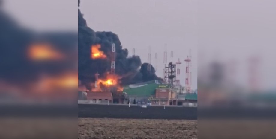 дим під час пожежі на нафтоперекачувальній станції Тихорецьк у РФ