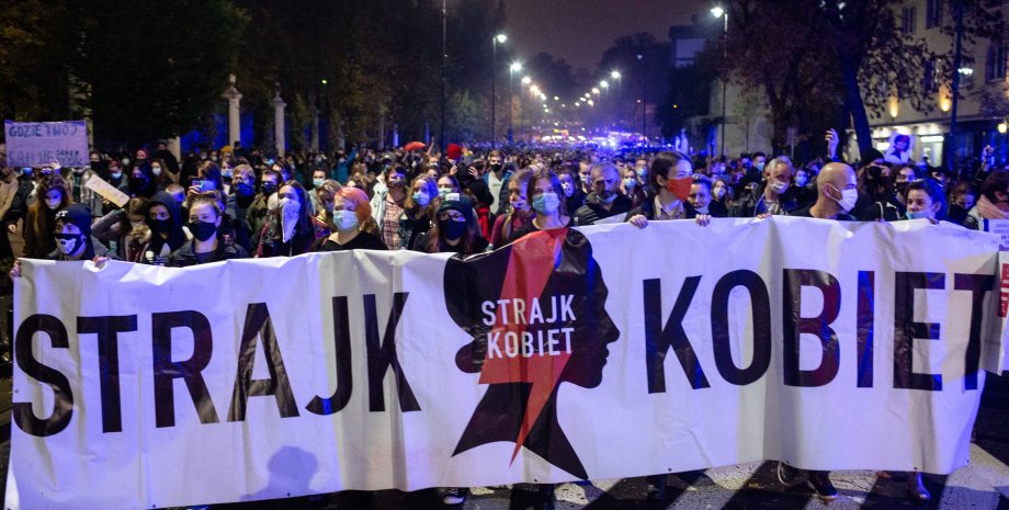 В Польше женщины вышли на протесты из-за закона о запрете абортов
