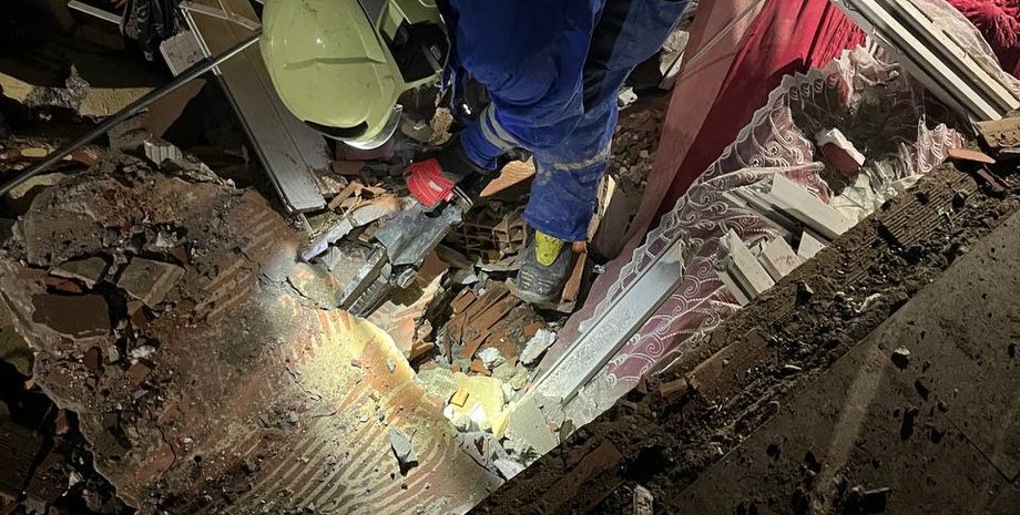 Украинские спасатели работают на месте завалов в Турции