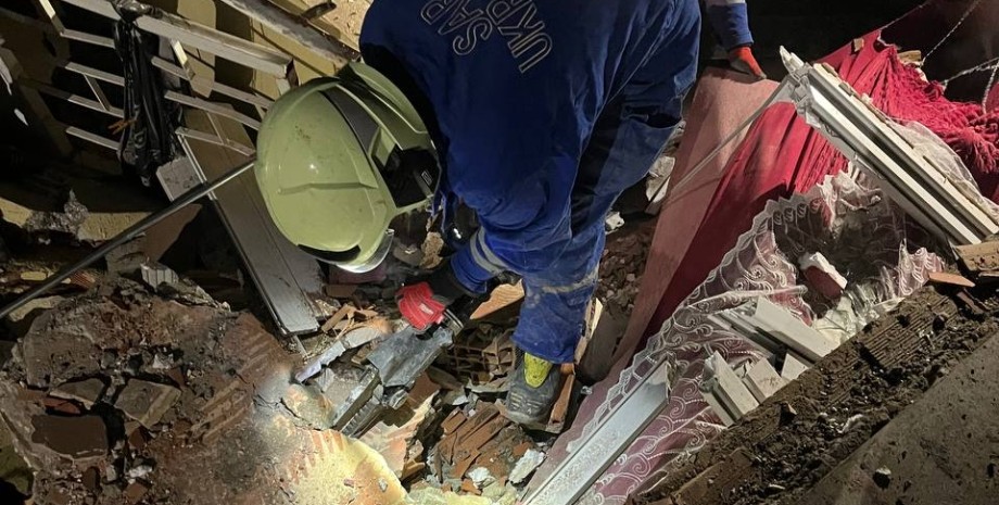 Украинские спасатели работают на месте завалов в Турции