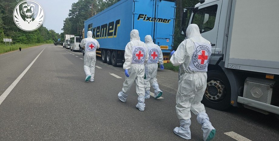 Вантажівки з тілами полеглих захисників